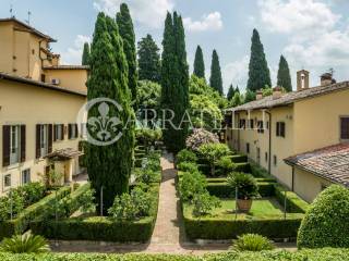 Superba villa storica sulle colline con oliveta