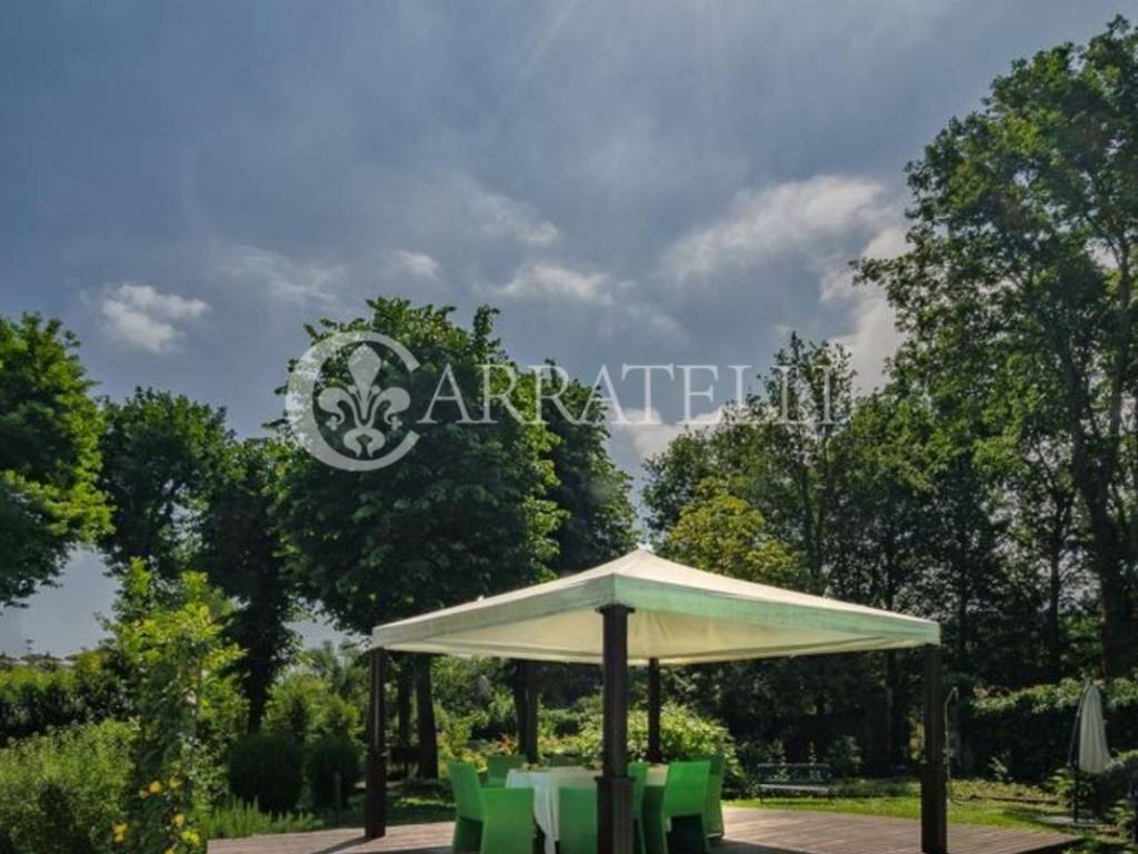 Storico relais con ristorante e piscina in un parc