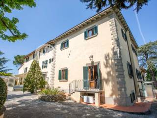 Resort di lusso con giardino, piscina e terreno ne