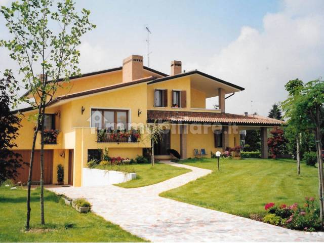 villa con giardino