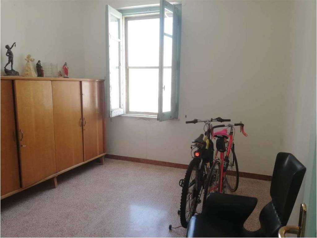 Quadrilocale buono stato, quarto piano, centro, crotone