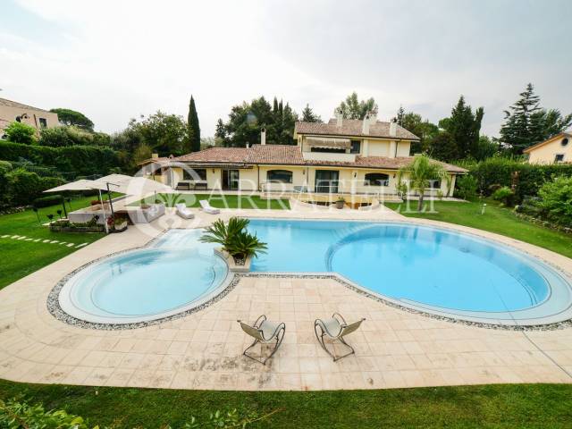 Esclusiva villa unifamiliare con piscina Olgiata