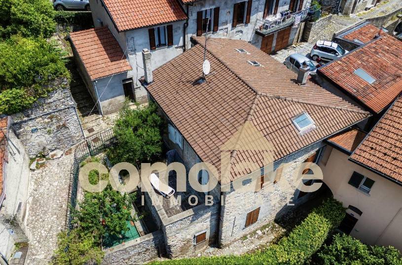 Casa in pietra nella zona collinare di Cernobbio