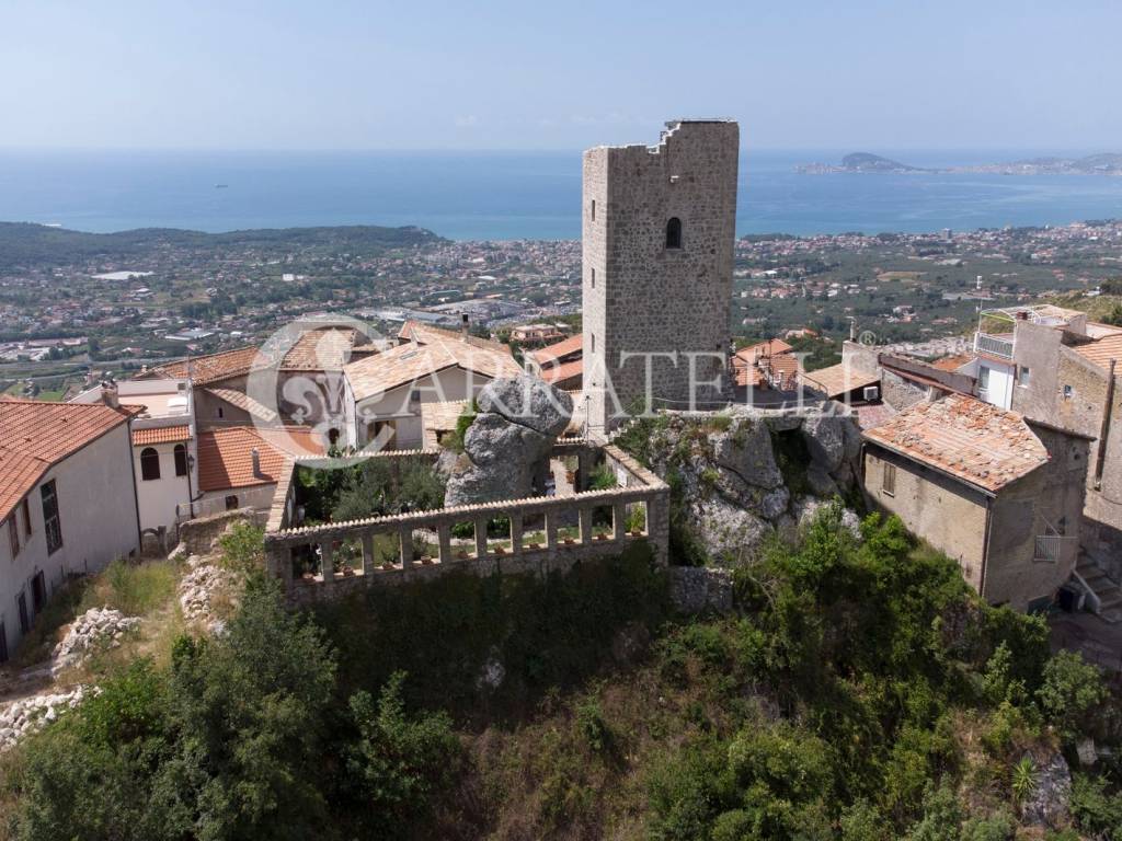 Torre medioevale panoramica A Formia