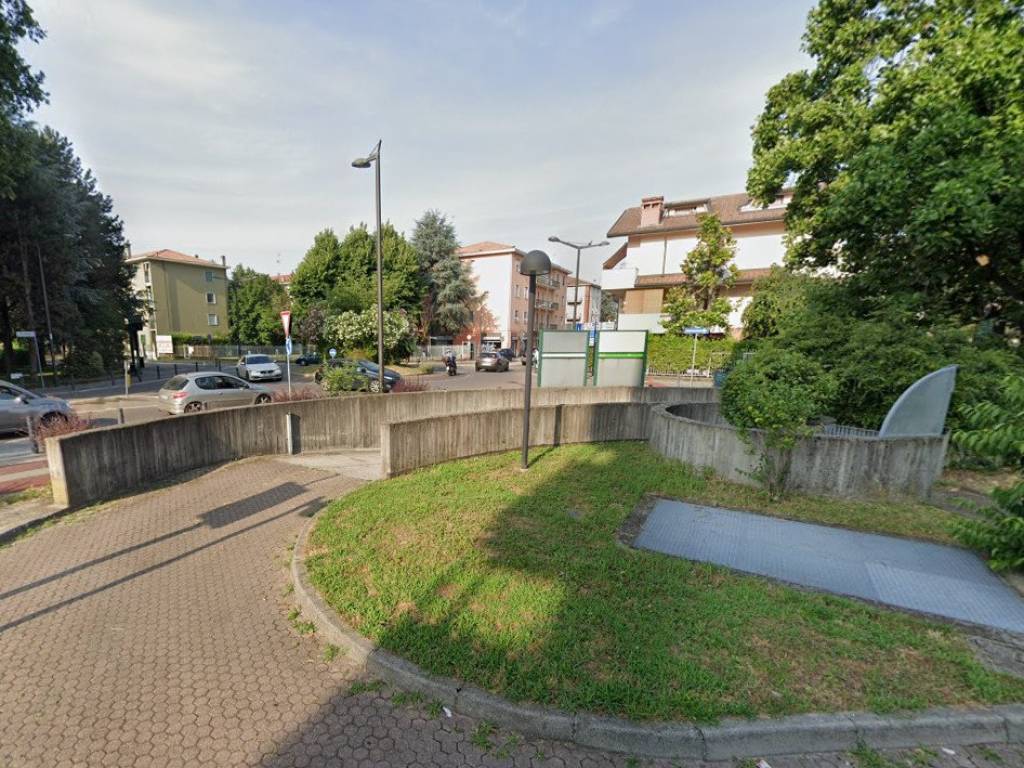 Posto auto - moto via giuseppe verdi, centro, cernusco sul naviglio