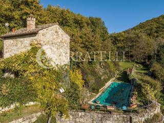 Borgo medievale con giardino e piscina nel Chianti