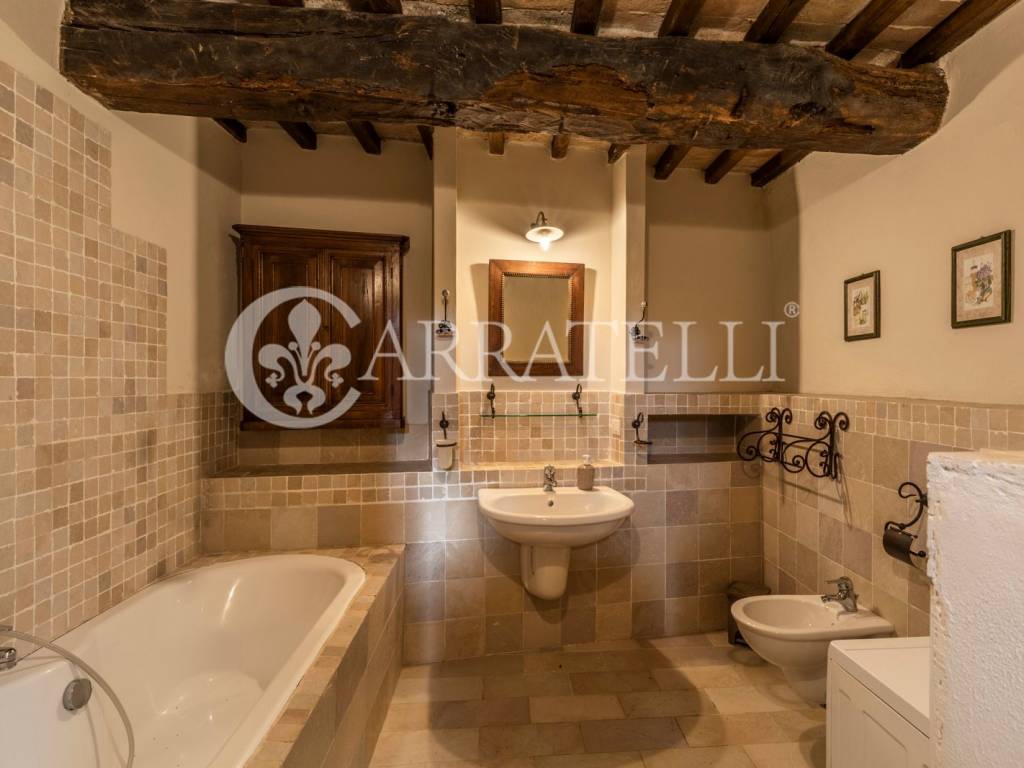 Borgo medievale con giardino e piscina nel Chianti