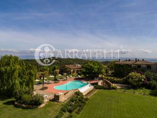 Azienda agricola con ricettività e piscina a Siena