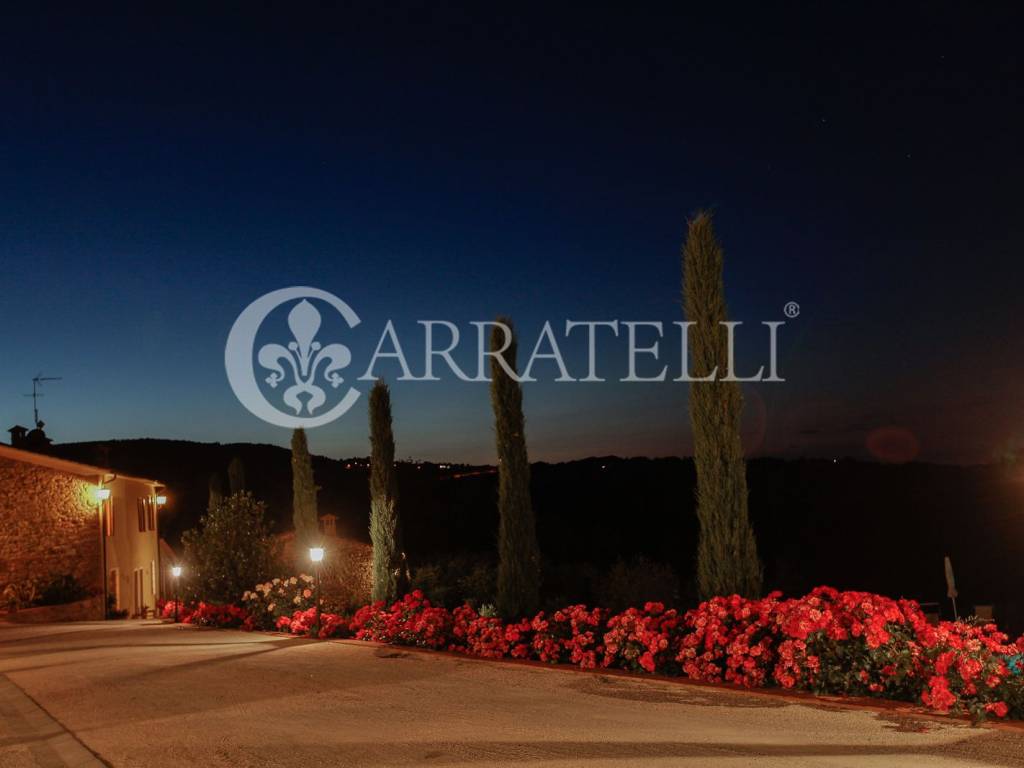 Casale in pietra con dependance, terreno e piscina