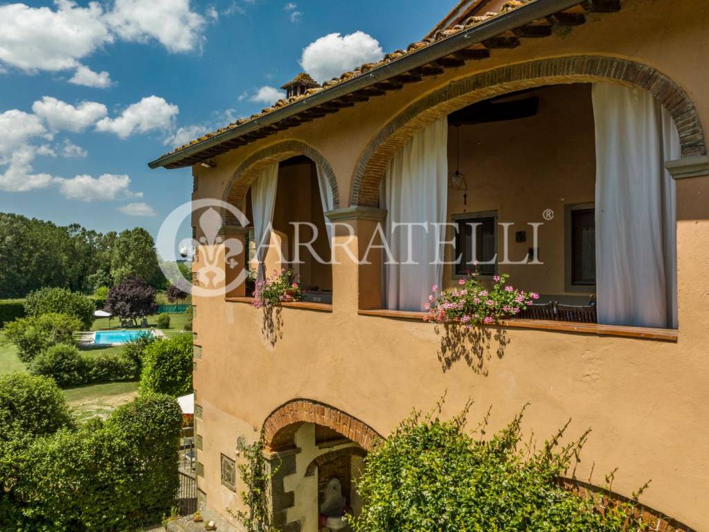 Complesso colonico con piscina vicino a Arezzo