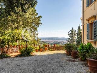 Porzione di villa storica sulle colline di Firenze