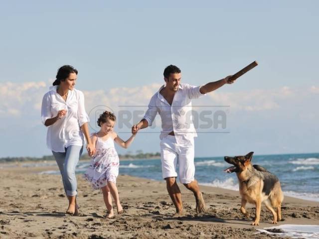 immagine spiaggia famiglia.jpg