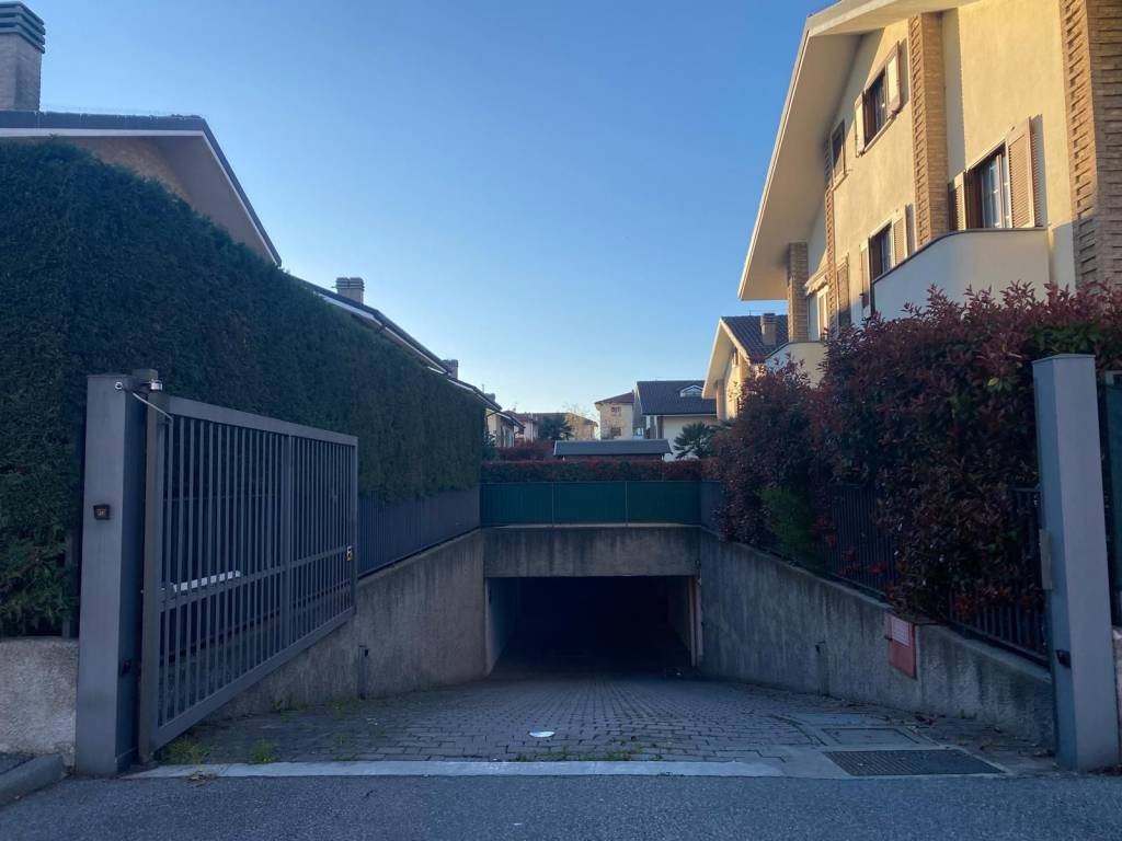 Garage - box via montecompatri 46, busnago