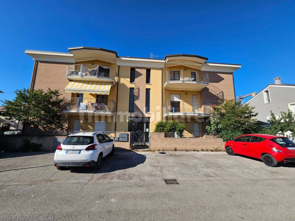 Rent Apartment Fano. 3room flat in via dello Scalo 20. Good condition