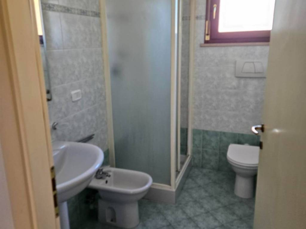 Rent Apartment Fano. 3room flat in via dello Scalo 20. Good condition
