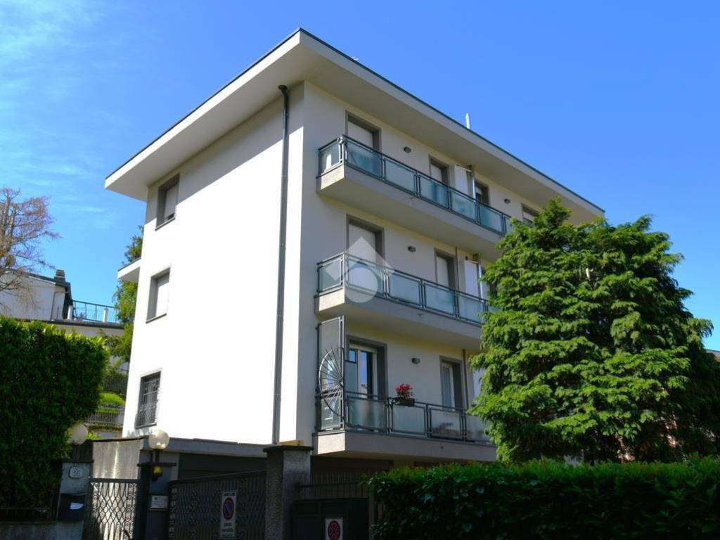 Affitto Appartamento Como. Trilocale in via Annibale Cressoni 16