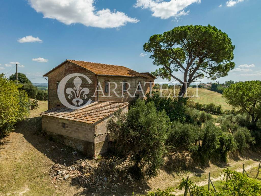 Rudere panoramico con terreno a Torrita di Siena