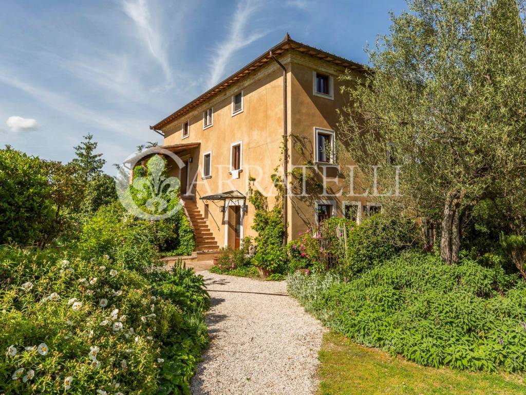 Casale con piscina e terreno a Montepulciano