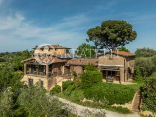 Casale con piscina e terreno a Montepulciano