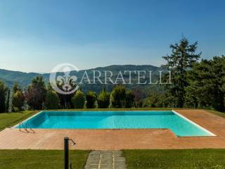 Casale con piscina parco e terreno a Arezzo