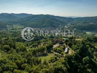 Casale con piscina parco e terreno a Arezzo