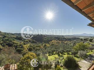 Casale panoramico con annessi a Trequanda