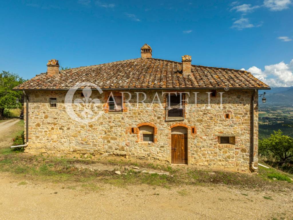 Arezzo casale in pietra con dependance e terreno