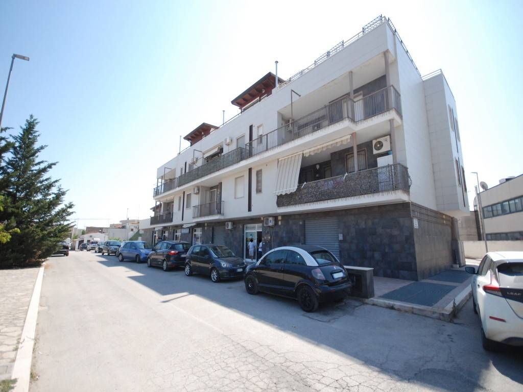 Trilocale viale degli artigiani 11, villaggio artigiani - via manfredonia, foggia