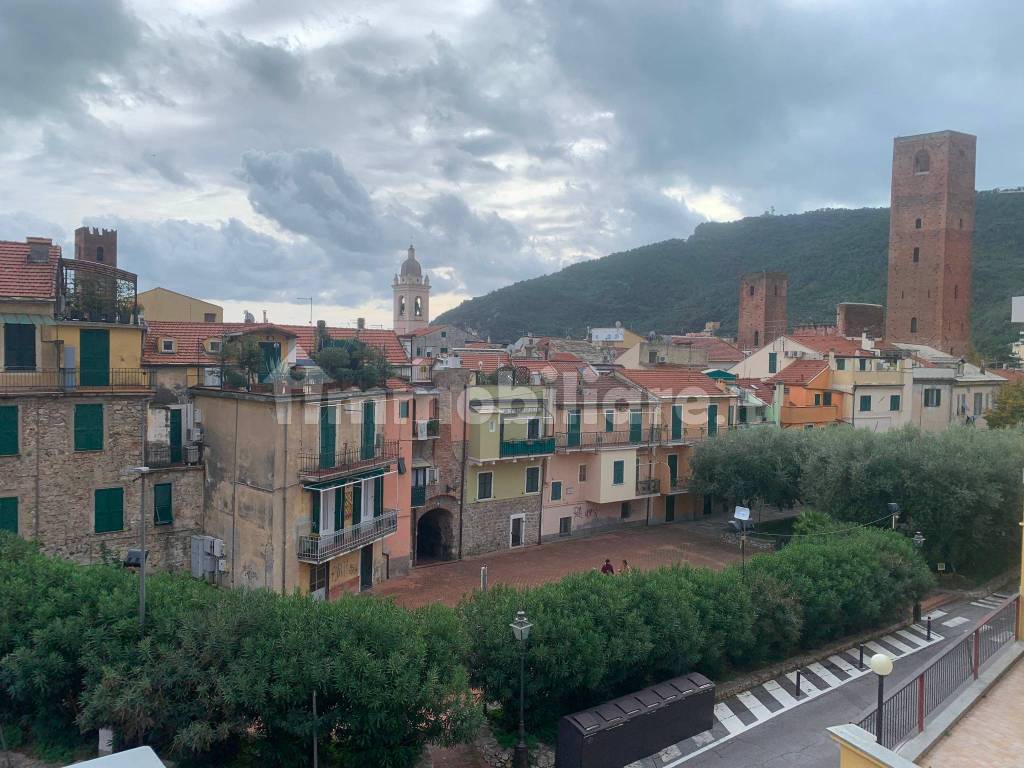 Rent Apartment Noli. 4room flat in via Angelo Repetto. Good condition