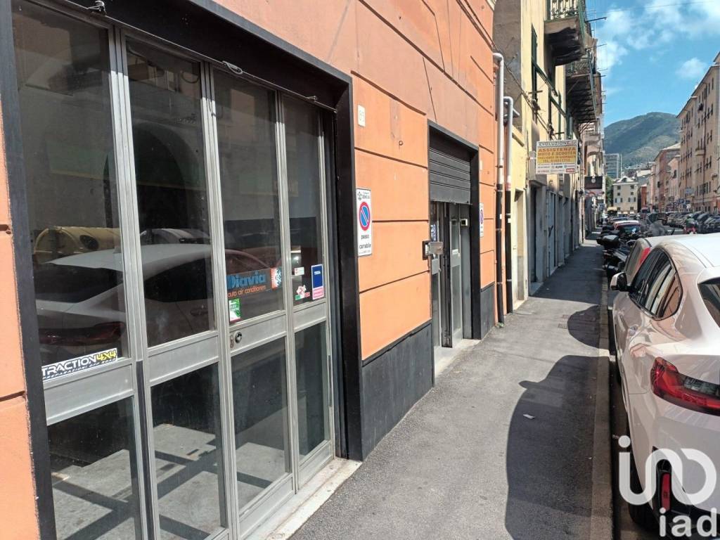 Locale commerciale via antonio travi, sestri ponente, genova