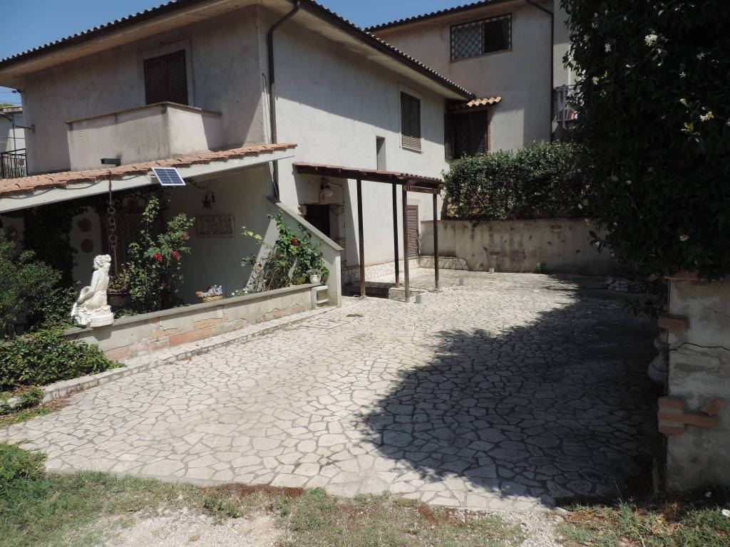 Bilocale via peppino impastato 24, valle falsa, fara in sabina