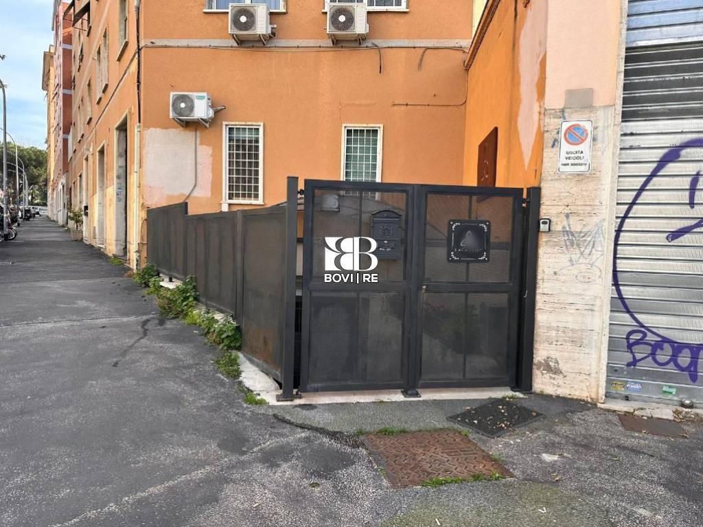 Locale commerciale via suor maria mazzarello 26, furio camillo, roma