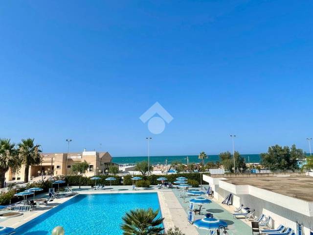 affaccio su piscina e vista mare