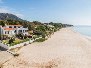 Beachfront villa in Santa Margherita di Pula