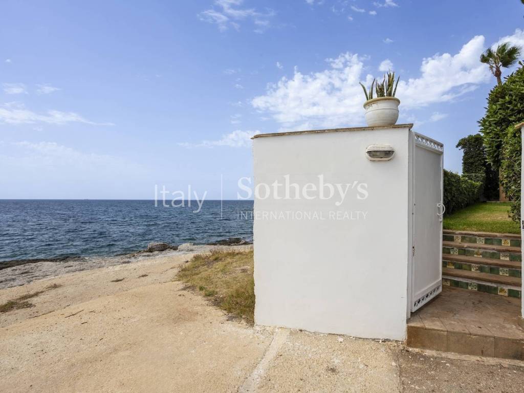 Accesso diretto al mare dalla villa