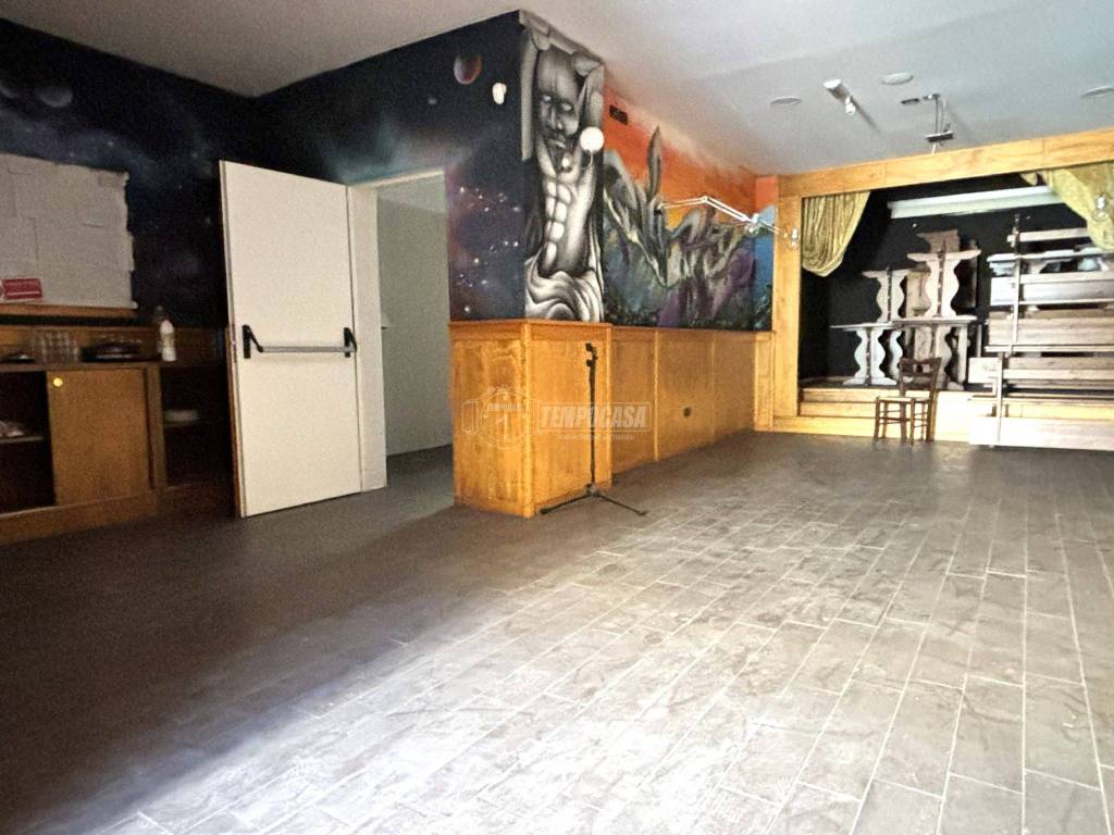 Locale commerciale viale john fitzgerald kennedy 120, aversa