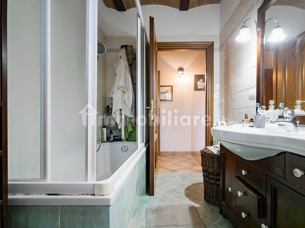 Bagno a vasca con finestra