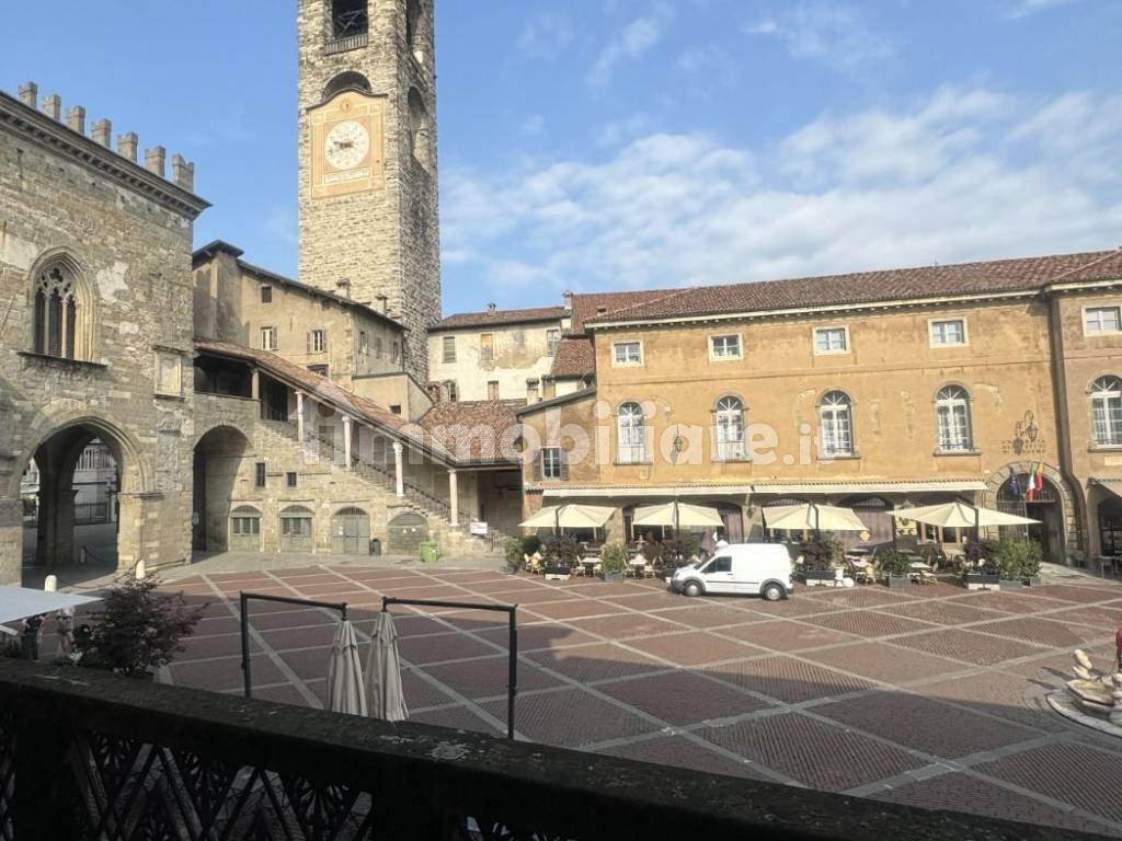 vista piazza vecchia