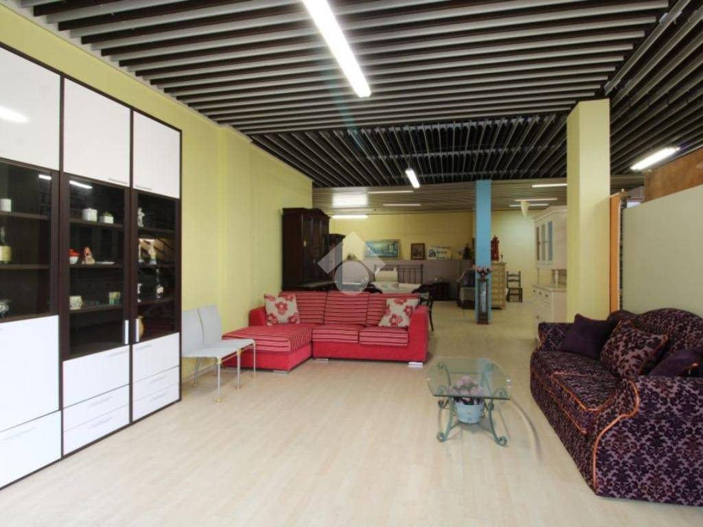 MAGAZZINO ATTUALMENTE SHOW ROOM DI MOBILI