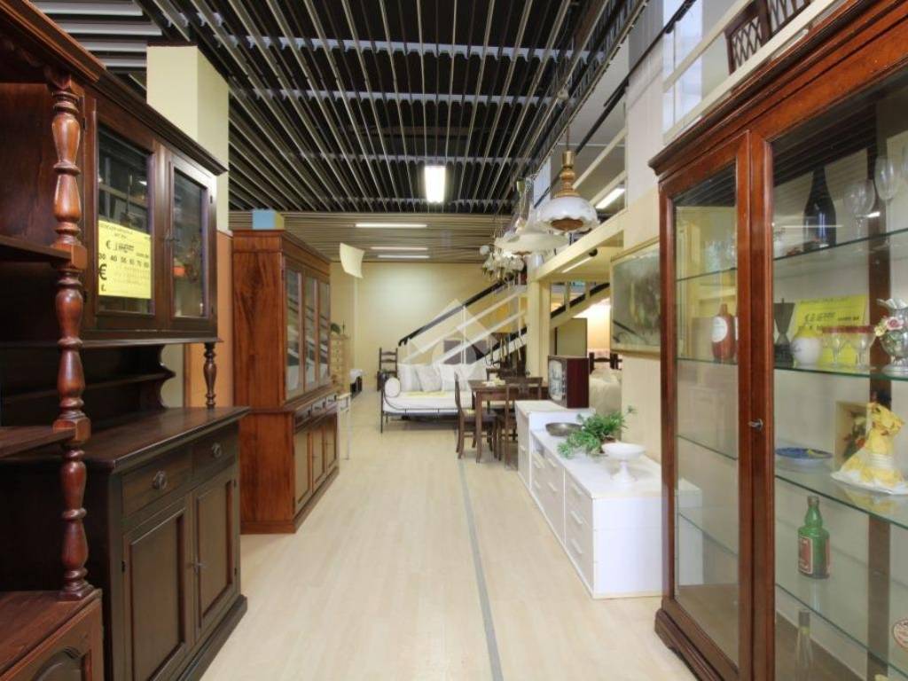 MAGAZZINO ATTUALMENTE SHOW ROOM DI MOBILI