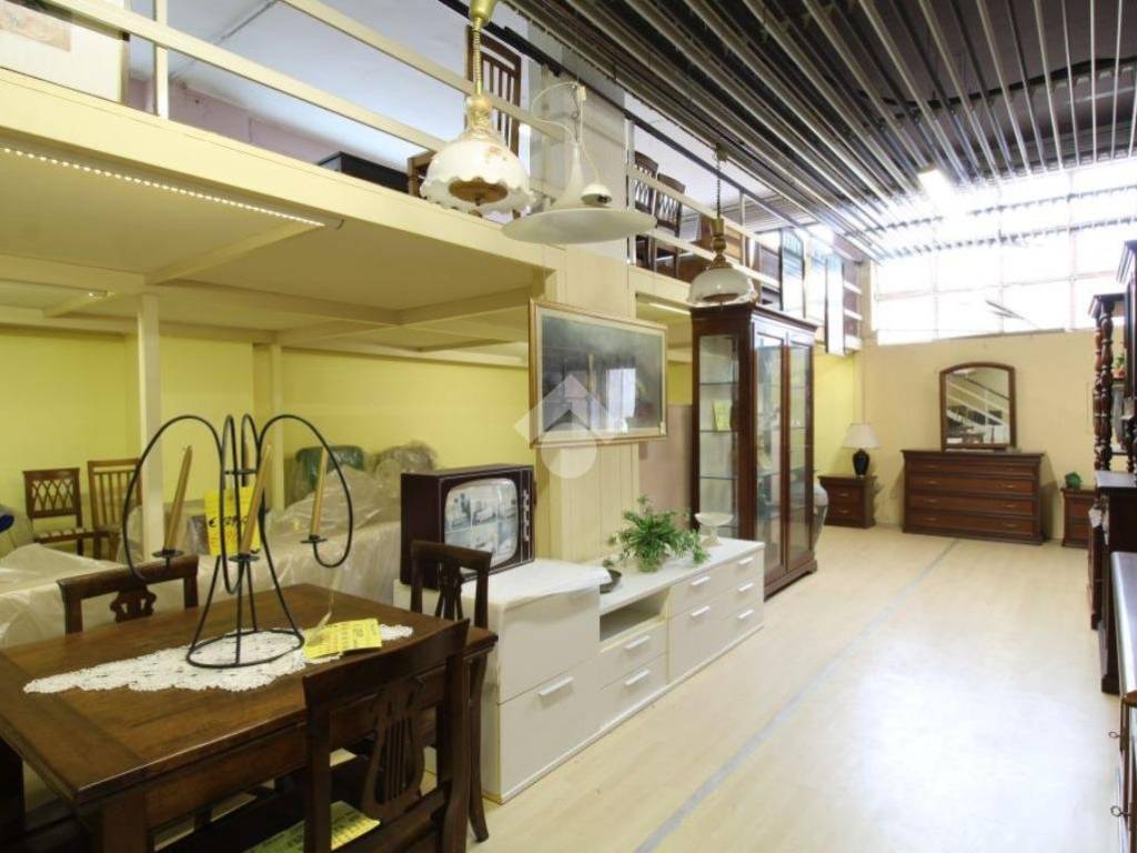 MAGAZZINO ATTUALMENTE SHOW ROOM DI MOBILI