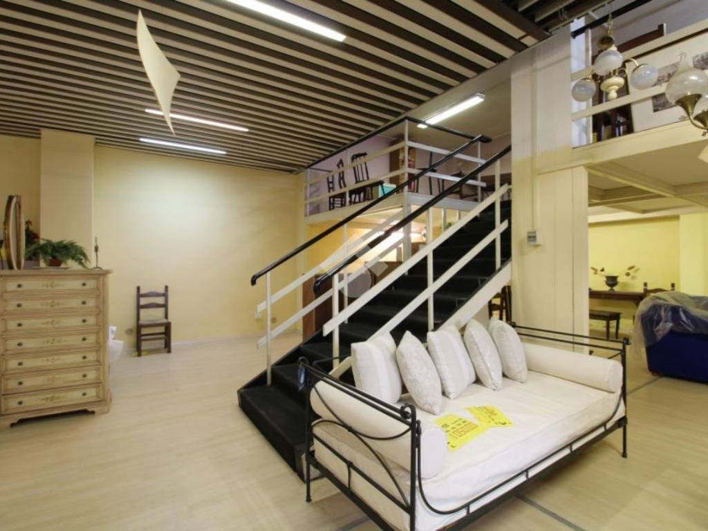 MAGAZZINO ATTUALMENTE SHOW ROOM DI MOBILI