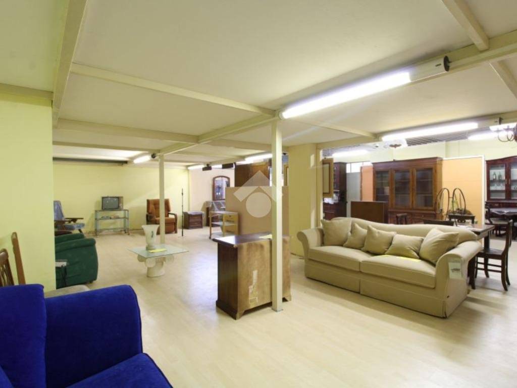 MAGAZZINO ATTUALMENTE SHOW ROOM DI MOBILI