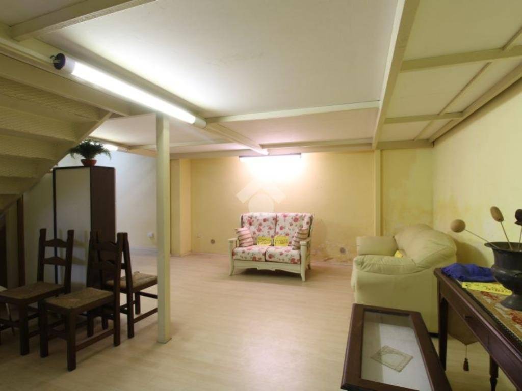 MAGAZZINO ATTUALMENTE SHOW ROOM DI MOBILI