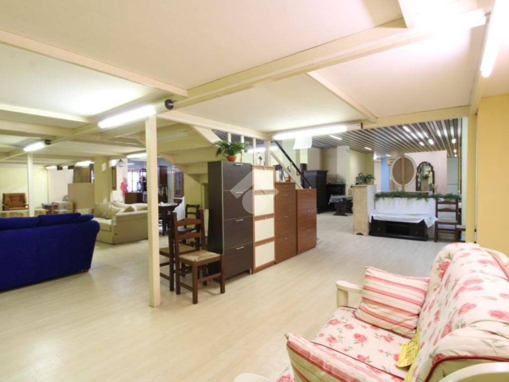 MAGAZZINO ATTUALMENTE SHOW ROOM DI MOBILI