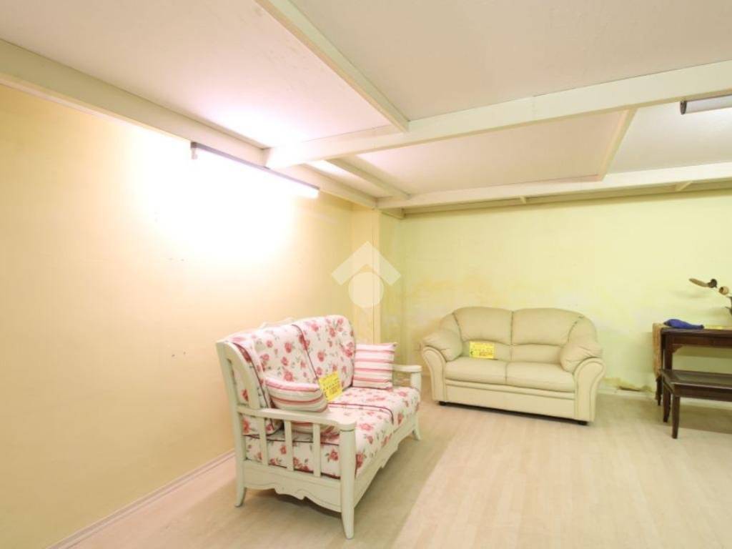 MAGAZZINO ATTUALMENTE SHOW ROOM DI MOBILI