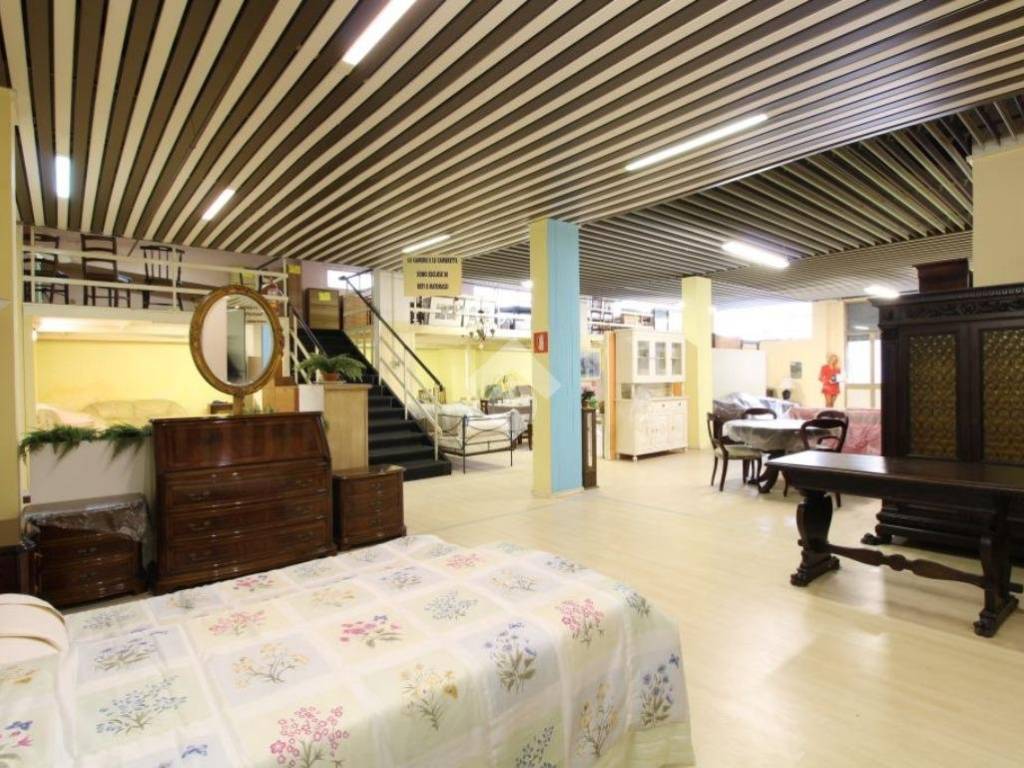 MAGAZZINO ATTUALMENTE SHOW ROOM DI MOBILI