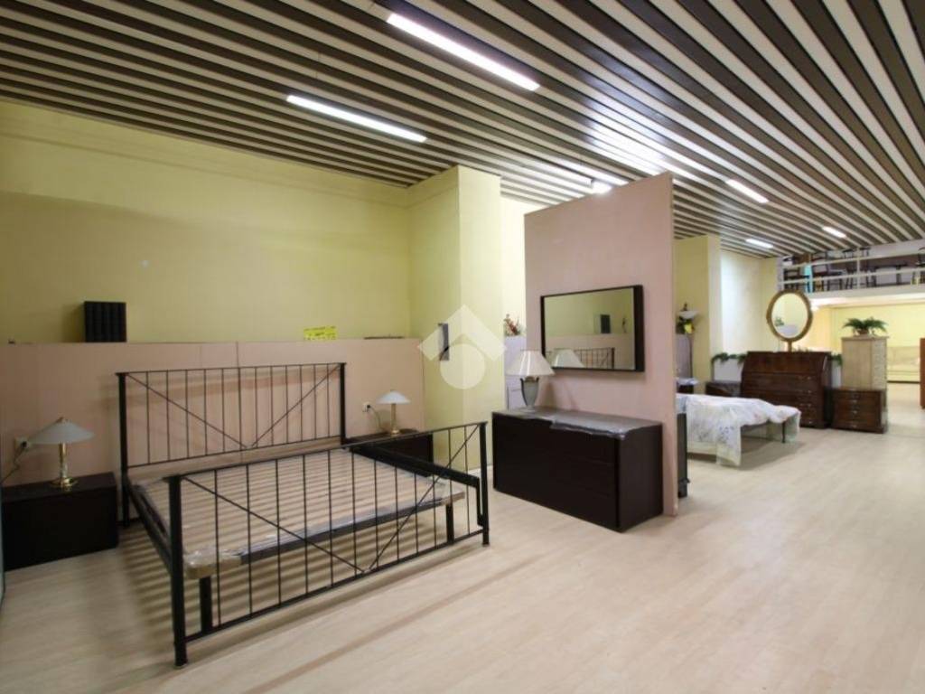 MAGAZZINO ATTUALMENTE SHOW ROOM DI MOBILI