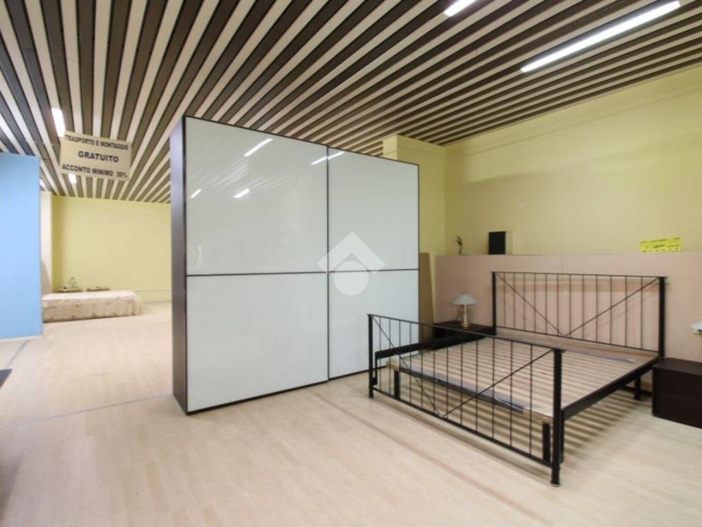 MAGAZZINO ATTUALMENTE SHOW ROOM DI MOBILI