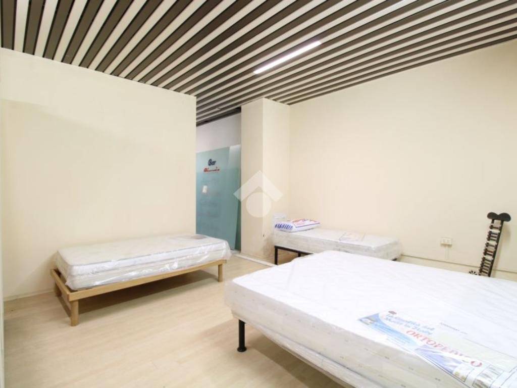 MAGAZZINO ATTUALMENTE SHOW ROOM DI MOBILI